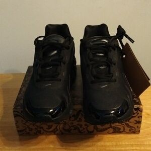 New Women's Nike Black Athletic Sneakers - Low Profile Size 7.5